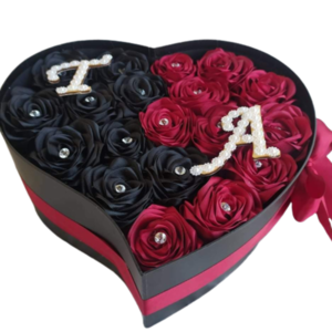 Σύνθεση με χειροποίητα τριαντάφυλλα και τα αρχικά γράμματα του ζευγαριού - ύφασμα, αγάπη, δώρα επετείου, διακοσμητικά, δώρα αγίου βαλεντίνου