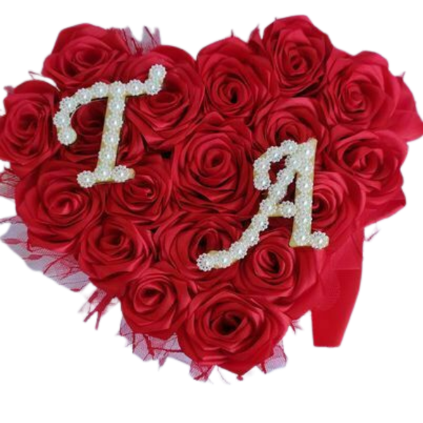 Διακοσμητική καρδιά τοίχου με χειροποίητα κόκκινα τριαντάφυλλα και τα αρχικά γράμματα του ζευγαριού - ύφασμα, αγάπη, personalised, διακοσμητικά, δώρα αγίου βαλεντίνου