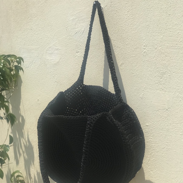 Πλέκτη μαύρη τσάντα στρογγυλή - νήμα, ώμου, all day, πλεκτές τσάντες - 2