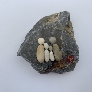 4μελής οικογένεια σε γκρίζα πέτρα - πέτρα, κοχύλι, διακοσμητικές πέτρες