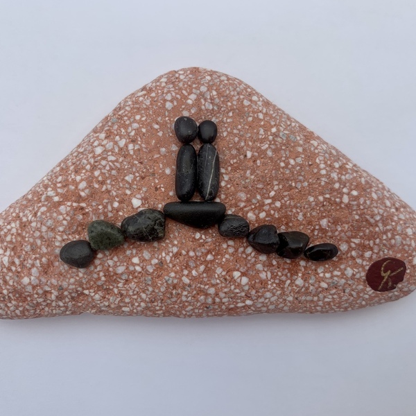Ζευγάρι από μαύρα βότσαλα πάνω σε κοκκινωπή πέτρα - πέτρα, κοχύλι, διακοσμητικές πέτρες