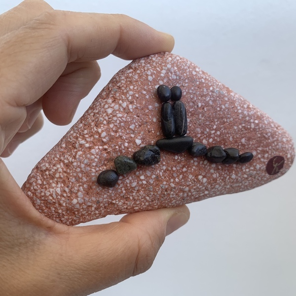 Ζευγάρι από μαύρα βότσαλα πάνω σε κοκκινωπή πέτρα - πέτρα, κοχύλι, διακοσμητικές πέτρες - 2