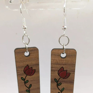 Ξύλινα σκουλαρίκια με χαραγμένο λουλούδι κόκκινο σε χρώματα σμάλτου- 4 εκ -κούμπωμα από ανοξείδωτο ατσάλι - ξύλο, λουλούδι, κρεμαστά, γάντζος - 3