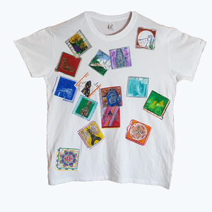 4 Ήπειροι με γραμματόσημα και αξιοθέατα. Ζωγραφισμένο στο χέρι Ανδρικό κοντομάνικο t-shirt. 100% βαμβάκι. Μέγεθος (L) - ζωγραφισμένα στο χέρι, 100% βαμβακερό