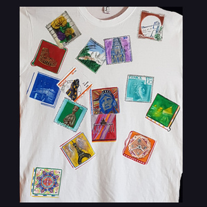 4 Ήπειροι με γραμματόσημα και αξιοθέατα. Ζωγραφισμένο στο χέρι Ανδρικό κοντομάνικο t-shirt. 100% βαμβάκι. Μέγεθος (L) - ζωγραφισμένα στο χέρι, 100% βαμβακερό - 2