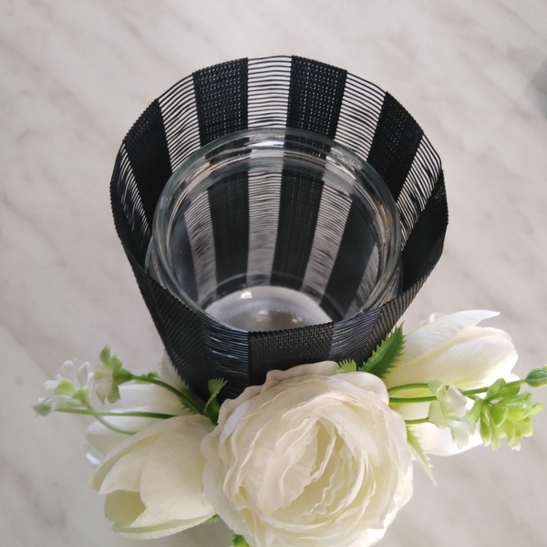 Γυάλινο κηροπήγιο σε μαύρο χρώμα με λευκά λουλουδια. Ύψος 17cm - ρεσώ & κηροπήγια, κεριά & κηροπήγια - 3