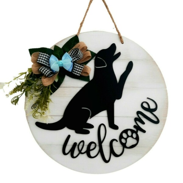 Ξύλινο κρεμαστό πόρτας Welcome με σκύλο που καλωσορίζει - στεφάνια
