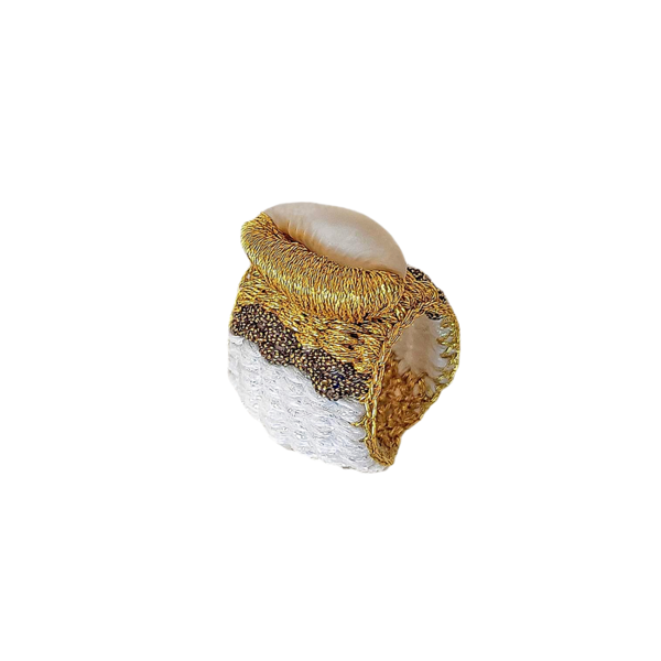 ATHINA MAILI - Υφαντό φαρδύ δαχτυλίδι χρυσό λευκό με κοχύλι - ημιπολύτιμες πέτρες, κοχύλι, υφαντά, boho