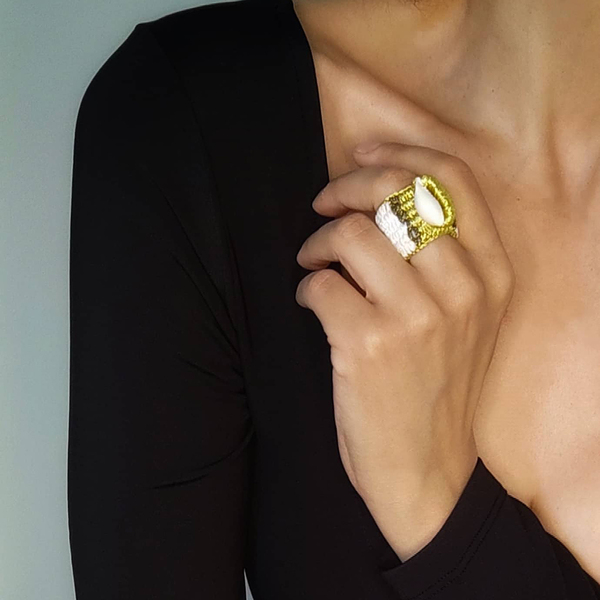 ATHINA MAILI - Υφαντό φαρδύ δαχτυλίδι χρυσό λευκό με κοχύλι - ημιπολύτιμες πέτρες, κοχύλι, υφαντά, boho - 2