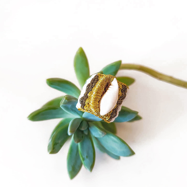 ATHINA MAILI - Υφαντό φαρδύ δαχτυλίδι χρυσό λευκό με κοχύλι - ημιπολύτιμες πέτρες, κοχύλι, υφαντά, boho - 3