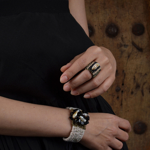ATHINA MAILI - Υφαντό φαρδύ δαχτυλίδι μαύρο μπεζ με μπαρόκ μαργαριτάρι - μαργαριτάρι, χειροποίητα, υφαντά, boho - 2