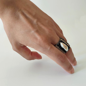 ATHINA MAILI - Υφαντό φαρδύ δαχτυλίδι μαύρο μπεζ με μπαρόκ μαργαριτάρι - μαργαριτάρι, χειροποίητα, υφαντά, boho - 3