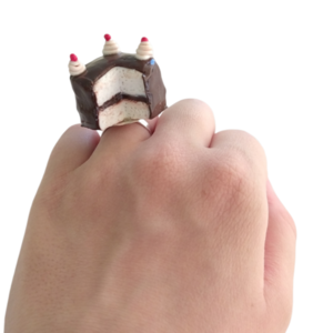 Δαχτυλίδι τούρτα βανίλια με ganache σοκολάτας με πολυμερικό πηλό / μεγάλο / μεταλλική βάση / αυξομειούμενο / Twice Treasured - πηλός, cute, γλυκά, αυξομειούμενα, kawaii - 4