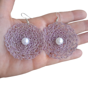 Wire crochet στρογγυλά μωβ σκουλαρίκια χαλκού με πέρλα - διάμετρος 5 cm - χαλκός, κρεμαστά, πέρλες, μεγάλα, πλεκτά