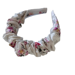 Χειροποίητη υφασματινη στέκα μαλλιών με αμυγδαλιες scrunchie σε άσπρο χρώμα και ροζ λουλουδάκια 40cm 1τμχ - ύφασμα, στέκες μαλλιών παιδικές, στέκες