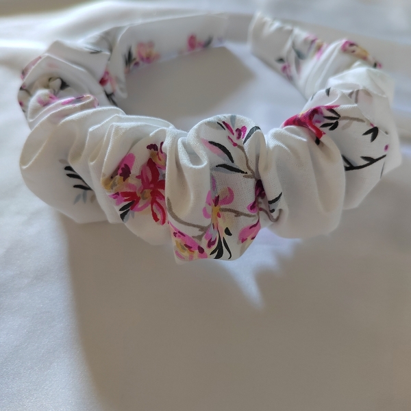 Χειροποίητη υφασματινη στέκα μαλλιών με αμυγδαλιες scrunchie σε άσπρο χρώμα και ροζ λουλουδάκια 40cm 1τμχ - ύφασμα, στέκες μαλλιών παιδικές, στέκες - 2