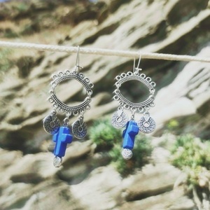 ♦ THE "MESOGEIOS" EARRINGS, ΚΡΕΜΑΣΤΑ ΣΚΟΥΛΑΡΙΚΙΑ ΑΠΟ ΕΠΑΡΓΥΡΩΜΕΝΑ ETHNIK ΣΤΟΙΧΕΙΑ ΚΑΙ ΜΠΛΕ ΣΤΑΥΡΟ ΣΤΑ ΧΡΩΜΑΤΑ ΤΩΝ ΝΗΣΙΩΝ -ΜΑΚΡΟΣ 7εκ. - σταυρός, χάντρες, κρεμαστά, γάντζος, zamak
