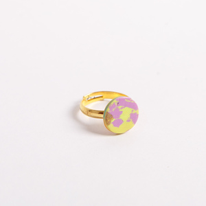Χειροποίητο δαχτυλίδι από πολυμερικό πηλό διάμετρος 1,5 εκ. Χρώμα:κίτρινο,μωβ,χρυσο - πηλός, γεωμετρικά σχέδια