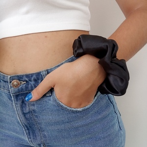 "Nightfall" Satin Scrunchie - Χειροποίητο Σατέν Scrunchie σε Μαύρη Απόχρωση - ύφασμα, χειροποίητα, λαστιχάκια μαλλιών, satin scrunchie