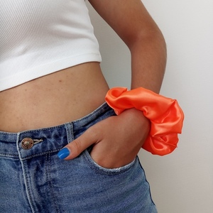 "Coralix" Satin Scrunchie - Χειροποίητο Σατέν Scrunchie σε Πορτοκαλί Απόχρωση - ύφασμα, χειροποίητα, λαστιχάκια μαλλιών, satin scrunchie - 2