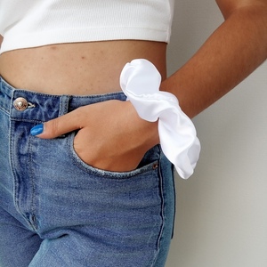 "Heavenly" Satin Scrunchie - Χειροποίητο Σατέν Scrunchie σε Λευκή Απόχρωση - ύφασμα, λαστιχάκια μαλλιών, φθηνά - 2