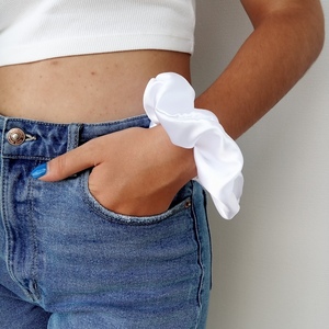 "Heavenly" Satin Scrunchie - Χειροποίητο Σατέν Scrunchie σε Λευκή Απόχρωση - ύφασμα, λαστιχάκια μαλλιών, φθηνά - 3