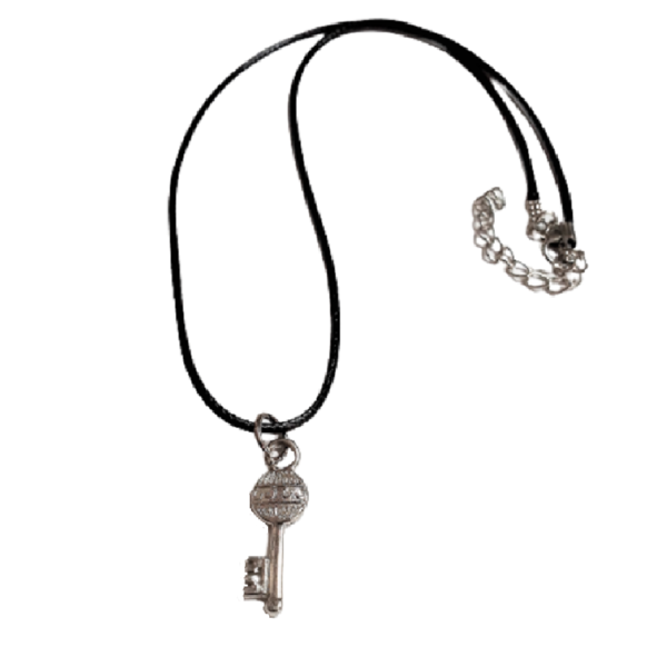 Γυναικείο μενταγιόν τσόκερ με μεταλλικό κλειδί, σε μαύρο snake cord, αυξομειούμενο. - κλειδί, κοντά, γιορτή της μητέρας