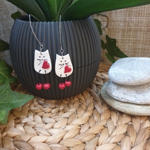 "Walking Cats" I Χειροποίητα μοντέρνα κρεμαστά σκουλαρίκια από πολυμερικό πηλό - 9 cm - χρώμα λευκό / κόκκινο - πηλός, ατσάλι, κρεμαστά, γάντζος - 3