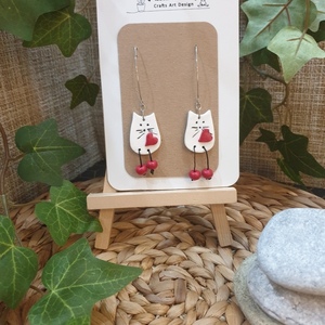 "Walking Cats" I Χειροποίητα μοντέρνα κρεμαστά σκουλαρίκια από πολυμερικό πηλό - 9 cm - χρώμα λευκό / κόκκινο - πηλός, ατσάλι, κρεμαστά, γάντζος