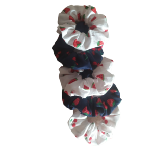 Σετ 5 υφασμάτινα βαμβακερά λαστιχάκια για τα μαλλιά- άσπρο και μπλε navy με κόκκινα καλοκαιρινά φρουτάκια - scrunchies - γυναικεία, κορίτσι, δώρο, αναμνηστικά