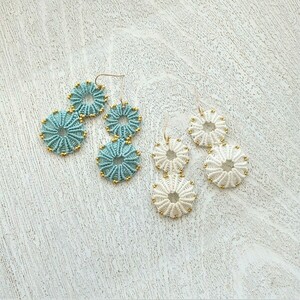 Macrame earrings/ Μακριά, λευκά μακραμέ σκουλαρίκια με χρυσές μεταλλικές λεπτομέρειες- Μήκος 5εκ. - νήμα, μακραμέ, boho, κρεμαστά, νυφικά - 4