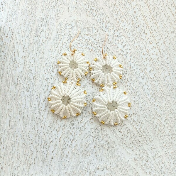 Macrame earrings/ Μακριά, λευκά μακραμέ σκουλαρίκια με χρυσές μεταλλικές λεπτομέρειες- Μήκος 5εκ. - νήμα, μακραμέ, boho, κρεμαστά, νυφικά - 5