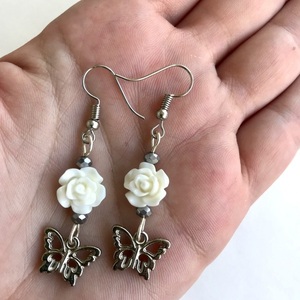 Σκουλαρίκια με άσπρο τριαντάφυλλο και πεταλούδα μεταλλική ασημί μέγεθος 52 χιλιοστά παιδικά - ορείχαλκος, τριαντάφυλλο, πεταλούδα, χάντρες, γάντζος - 2
