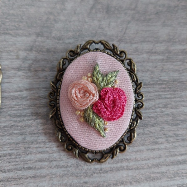 Κεντημένη Καρφίτσα- Ροζ Λουλούδια - ύφασμα, λουλούδια, boho, μπρούντζος - 3