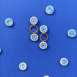 Κρεμαστά statement σκουλαρίκια από πολυμερικό πηλό σε μπλε μοτίβο και χρυσό διακοσμητικό κρίκο - μοντέρνο, πηλός, πρωτότυπο, γεωμετρικά σχέδια - 2