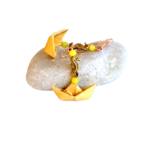 Σκουλαρίκια origami με κίτρινα καραβάκια και χρυσό ιππόκαμπο - μήκος 6.0εκ. - χαρτί, καραβάκι, boho, κρεμαστά - 2