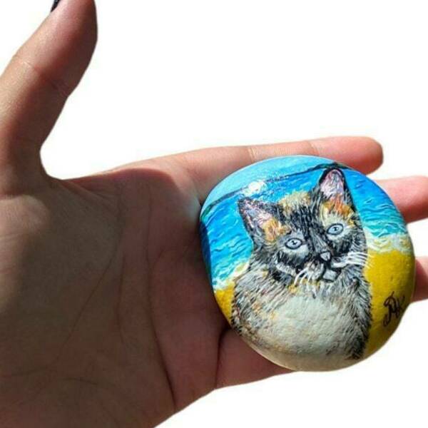 Πέτρα με γάτα ζωγραφισμένη στο χέρι. Διαστάσεις 6x7 εκατοστά. - πέτρα, γάτα, διακοσμητικές πέτρες, ζωάκια - 2