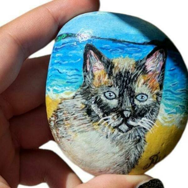 Πέτρα με γάτα ζωγραφισμένη στο χέρι. Διαστάσεις 6x7 εκατοστά. - πέτρα, γάτα, διακοσμητικές πέτρες, ζωάκια - 3