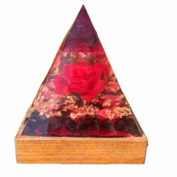Φωτιστικό πυραμίδα με κόκκινο τριαντάφυλλο και ξύλινη βάση με Led. Διαστάσεις 20*14 εκατοστά. - πορτατίφ, τριαντάφυλλο, εποξική ρητίνη