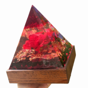 Φωτιστικό πυραμίδα με κόκκινο τριαντάφυλλο και ξύλινη βάση με Led. Διαστάσεις 20*14 εκατοστά. - πορτατίφ, τριαντάφυλλο, εποξική ρητίνη - 3