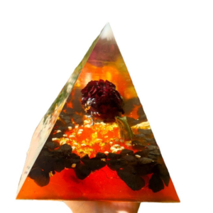 Φωτιστικό από ρητίνη σε σχήμα πυραμίδας με κόκκινο τριαντάφυλλο. Διαστάσεις 20 εκατοστά ύψος, 14 πλάτος. - πορτατίφ, εποξική ρητίνη - 3