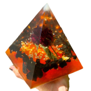 Φωτιστικό από ρητίνη σε σχήμα πυραμίδας με κόκκινο τριαντάφυλλο. Διαστάσεις 20 εκατοστά ύψος, 14 πλάτος. - πορτατίφ, εποξική ρητίνη, αποξηραμένα άνθη - 5