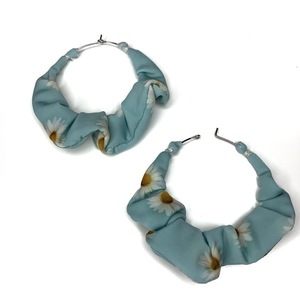 Χειροποίητα εμπριμέ κρεμαστά σκουλαρίκια-chamomile handmade earrings - ύφασμα, κρίκοι, μεγάλα, γάντζος
