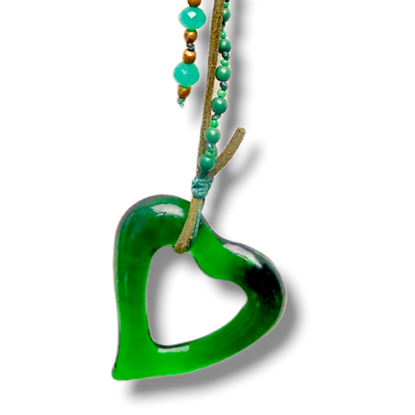 Κολιέ με ημιπολύτιμες πέτρες, μαλαχίτη και αβεντουρίνη πολυγωνικό, δεμένες με suede κορδόνι και ζουμερή καρδιά μεγάλη green murano crystal - ημιπολύτιμες πέτρες, καρδιά, μακριά, μενταγιόν