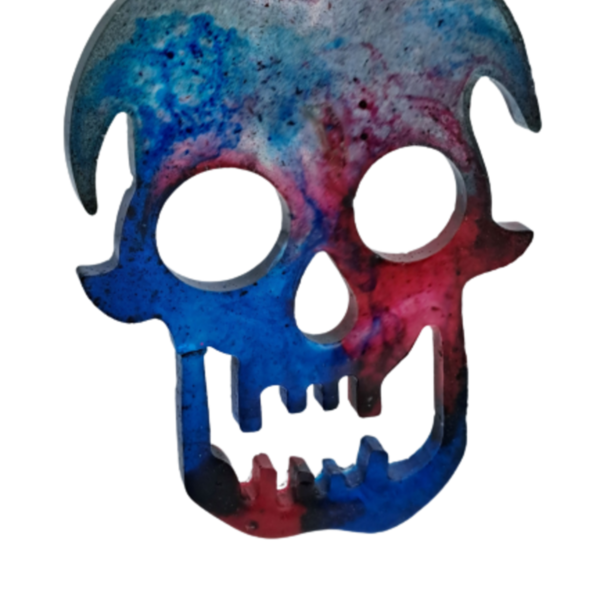 Mπρελόκ νεκροκεφαλή σε μαύρο μπλε και κόκκινες αποχρώσεις 8cm χ 6cm από υγρό γυαλί - ρητίνη, αγορίστικο