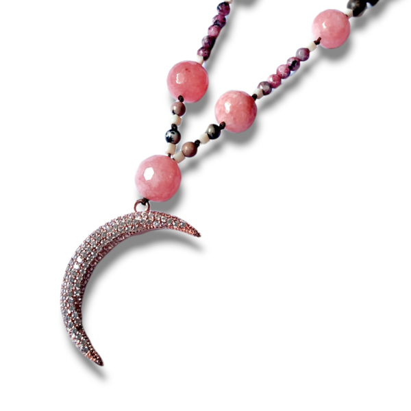 Κολιέ με ημιπολύτιμες πέτρες ροδοχρωσίτη, τουρμαλίνη ελβαίτη, ροζ πολυγωνικό νεφρίτη και λευκό όνυχα,δεμένες και συνδιασμένες με μοτιφ σε ροζ χρυσό μισοφέγγαρο, με ζιργκόν πέτρες pave - ημιπολύτιμες πέτρες, φεγγάρι, μακριά, ατσάλι, μενταγιόν - 2