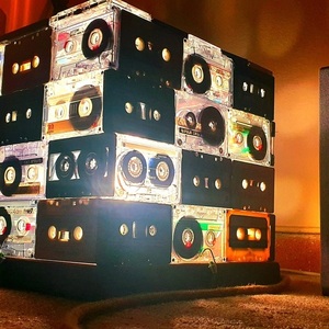 Χειροποίητο Φωτιστικό δαπέδου, κύβος (cube), βάση ξύλου καφέ, vintage κασέτες ήχου (Audio cassettes), υφασμάτινο καλώδιο, 32Χ30Χ32. - πορτατίφ - 4