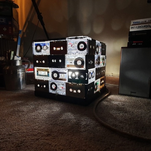 Χειροποίητο Φωτιστικό δαπέδου, κύβος (cube), βάση ξύλου καφέ, vintage κασέτες ήχου (Audio cassettes), υφασμάτινο καλώδιο, 32Χ30Χ32. - πορτατίφ - 3