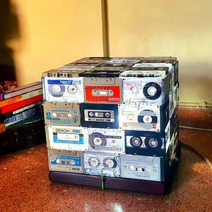 Χειροποίητο Φωτιστικό δαπέδου, κύβος (cube), βάση ξύλου καφέ, vintage κασέτες ήχου (Audio cassettes), υφασμάτινο καλώδιο, 32Χ30Χ32. - πορτατίφ - 2