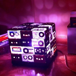 Χειροποίητο Φωτιστικό δαπέδου, κύβος (cube), βάση ξύλου καφέ, vintage κασέτες ήχου (Audio cassettes), υφασμάτινο καλώδιο, 32Χ30Χ32. - πορτατίφ - 5